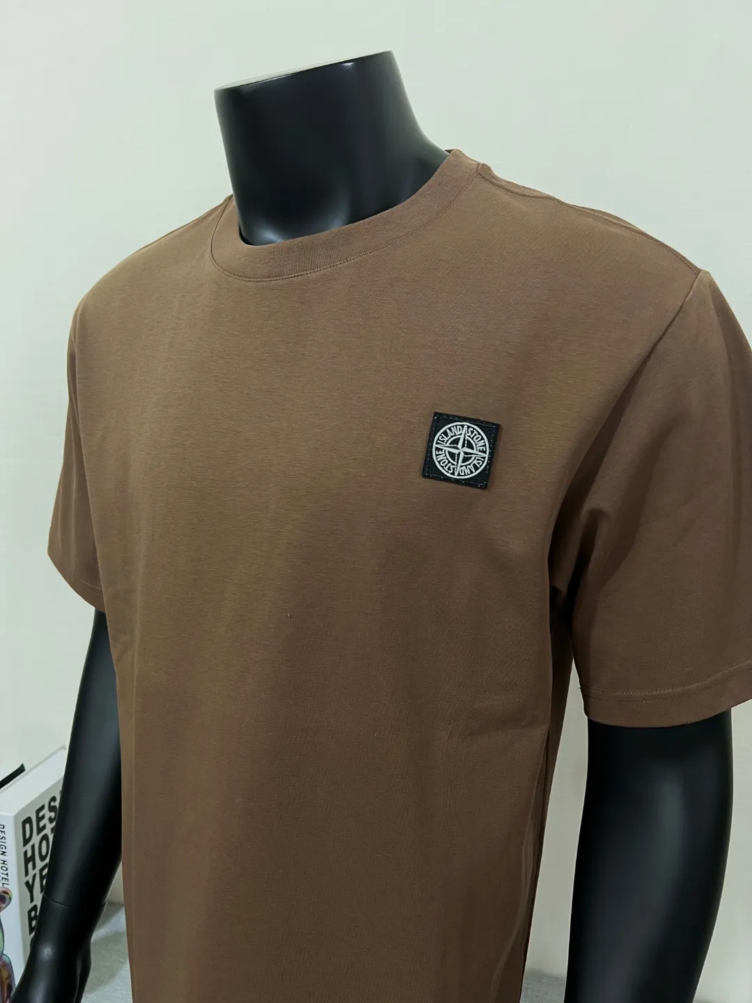 P140 STONE ISLAND top version, differentiated currency, 2025ss official website synchronization, embroidered small label LOGO short-sleeved T-shirt, 64 counts, high density 240g double yarn pure cotton, imported machine embroidered small label, embroidered letters are clean and neat, supports NFC scanning code to enter GW, YB ready-to-wear fabric collar hemming, shoulder bone and tight thread It will not deform after being worn for a long time. It has been washed with high temperature for 4 times. It does not fade, shrink or pill. It is comfortable and stretchable. It is a must-have wardrobe item. Same style for men and women. Five colors: lilac gray, dark gray, white, black, copper brown. Size: XS-L. Maximum L can wear 200 pounds.